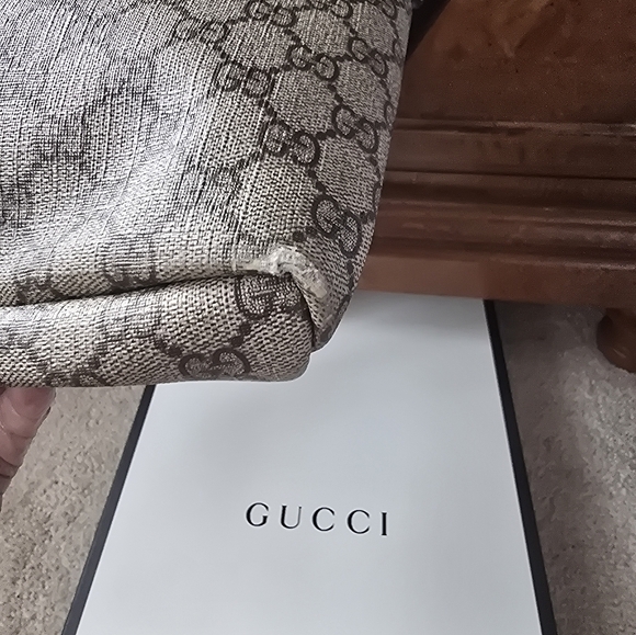 Gucci Signature Pattern Messenger Bag - Picture 7 of 13